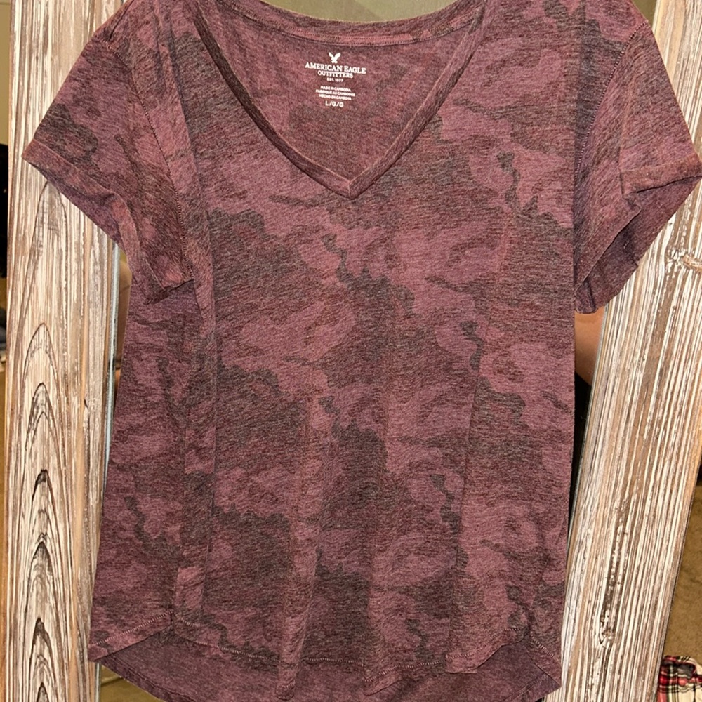 Size L American Eagle v-neck red camouflage tee